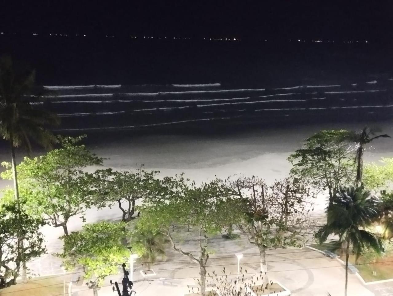 Apartamento Lindo Com Varanda Frente O Mar!! Acomoda Ate 8 Adultos E 2 Criancas! 2 Vagas De Garagem E Servicos De Praia! Guarujá